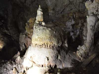 ..."sfidando" le stalagmiti "sguainate" dal suolo